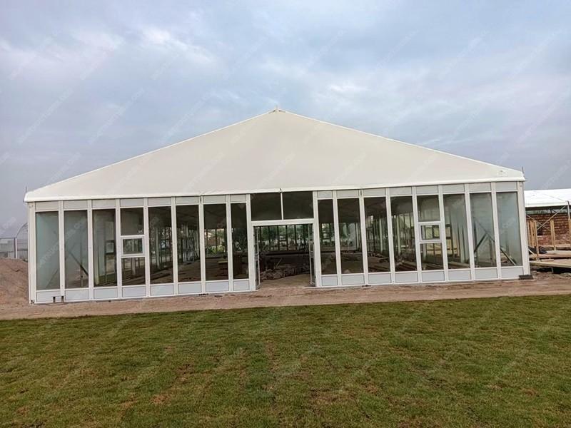 Carpa para eventos con pared de vidrio transparente