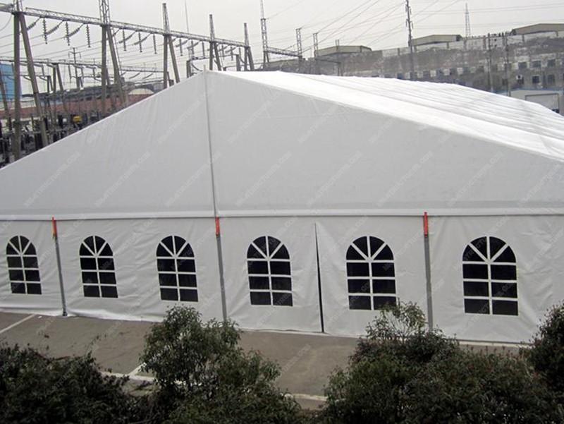 Grande tente événementielle blanche de 25 m