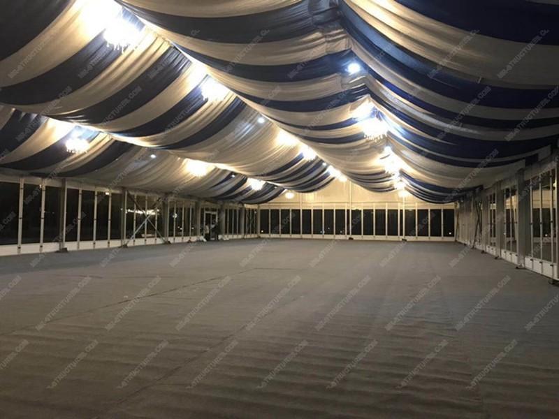 Carpas para eventos en iglesias con paredes de vidrio